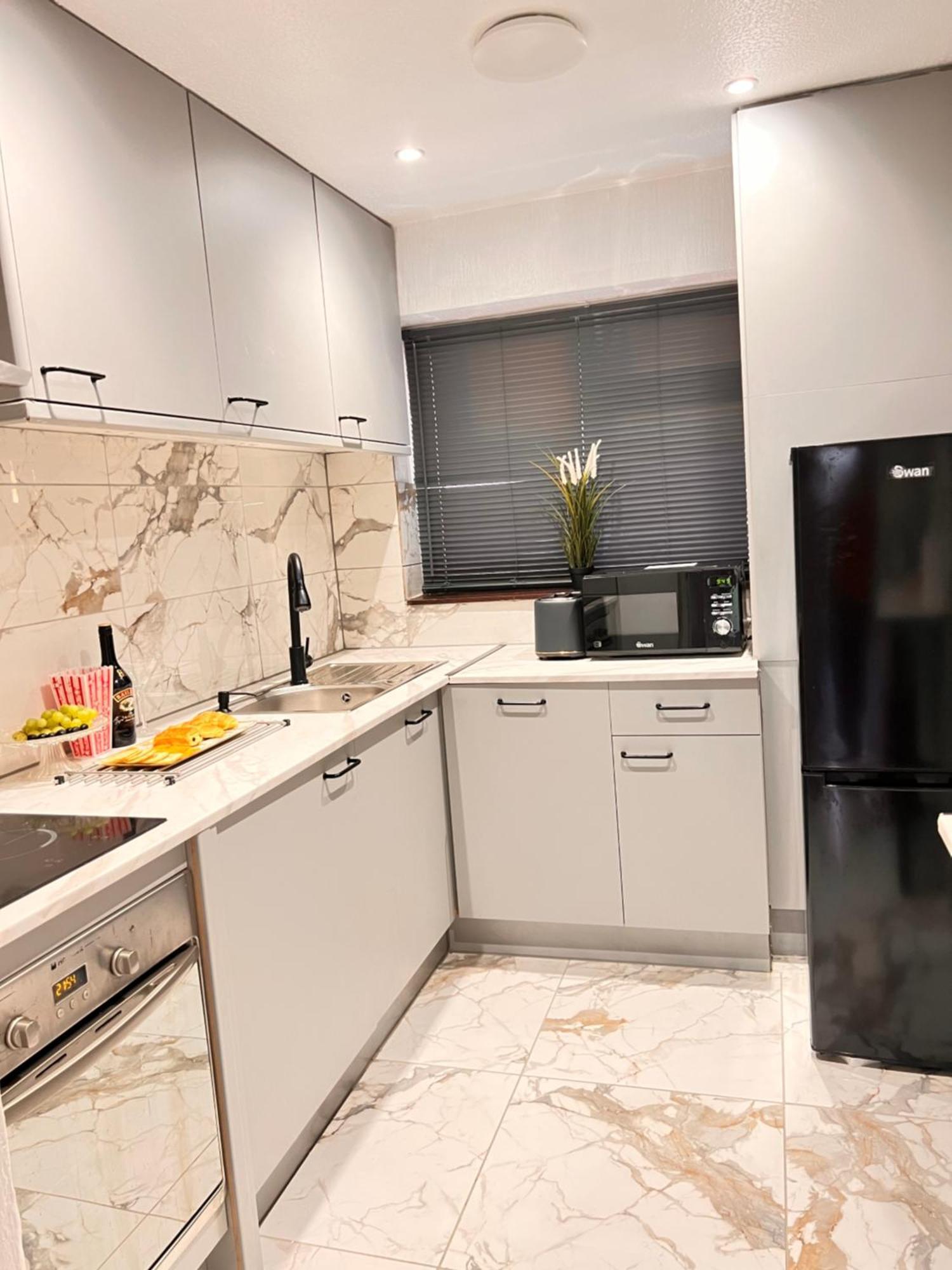 Luxe Smart Home - Basildon Serviced Accommodation - 7 Mins Walk To Basildon Town Centre, Hospital & Train Station Chambre photo