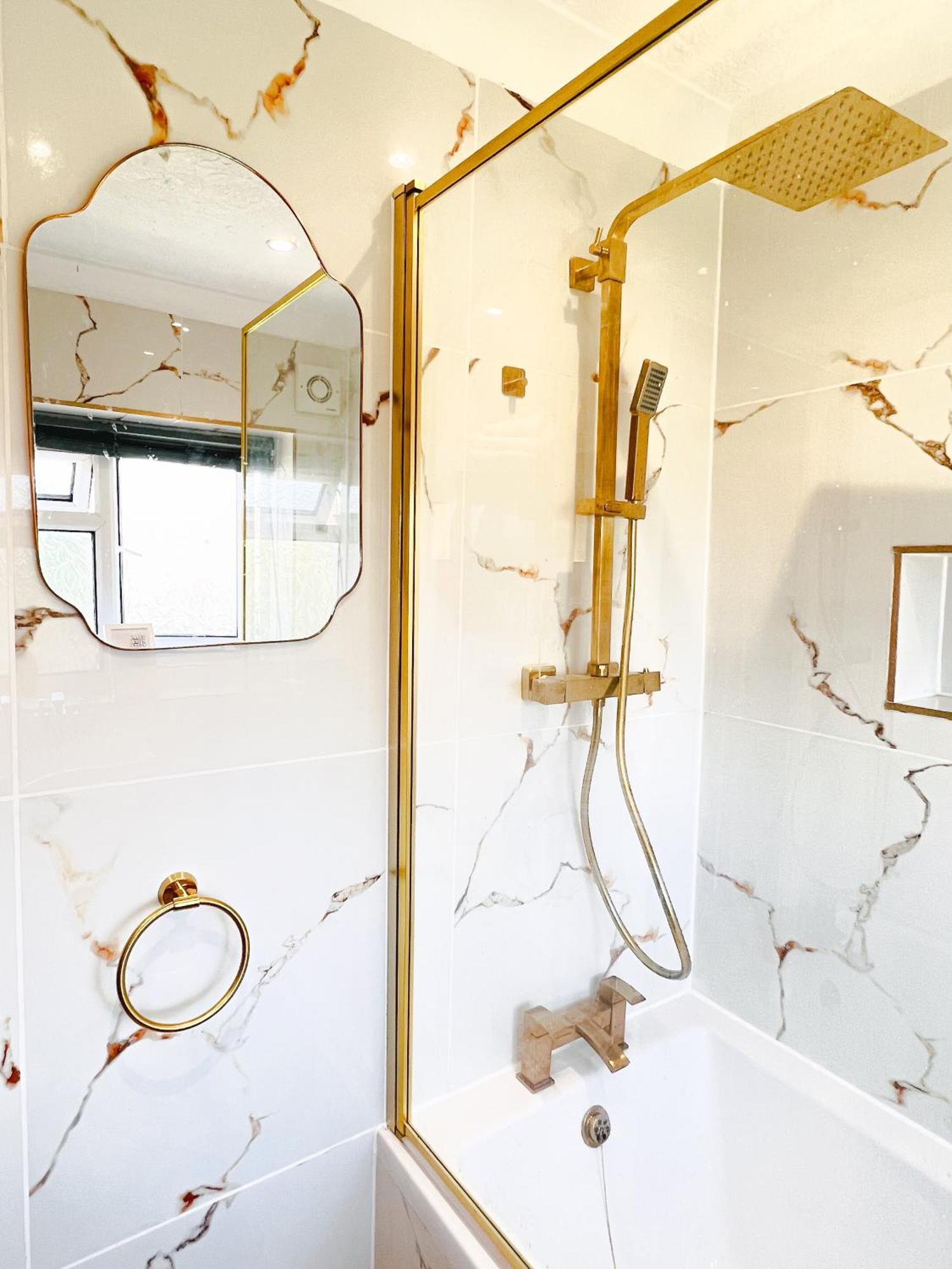 Luxe Smart Home - Basildon Serviced Accommodation - 7 Mins Walk To Basildon Town Centre, Hospital & Train Station Extérieur photo
