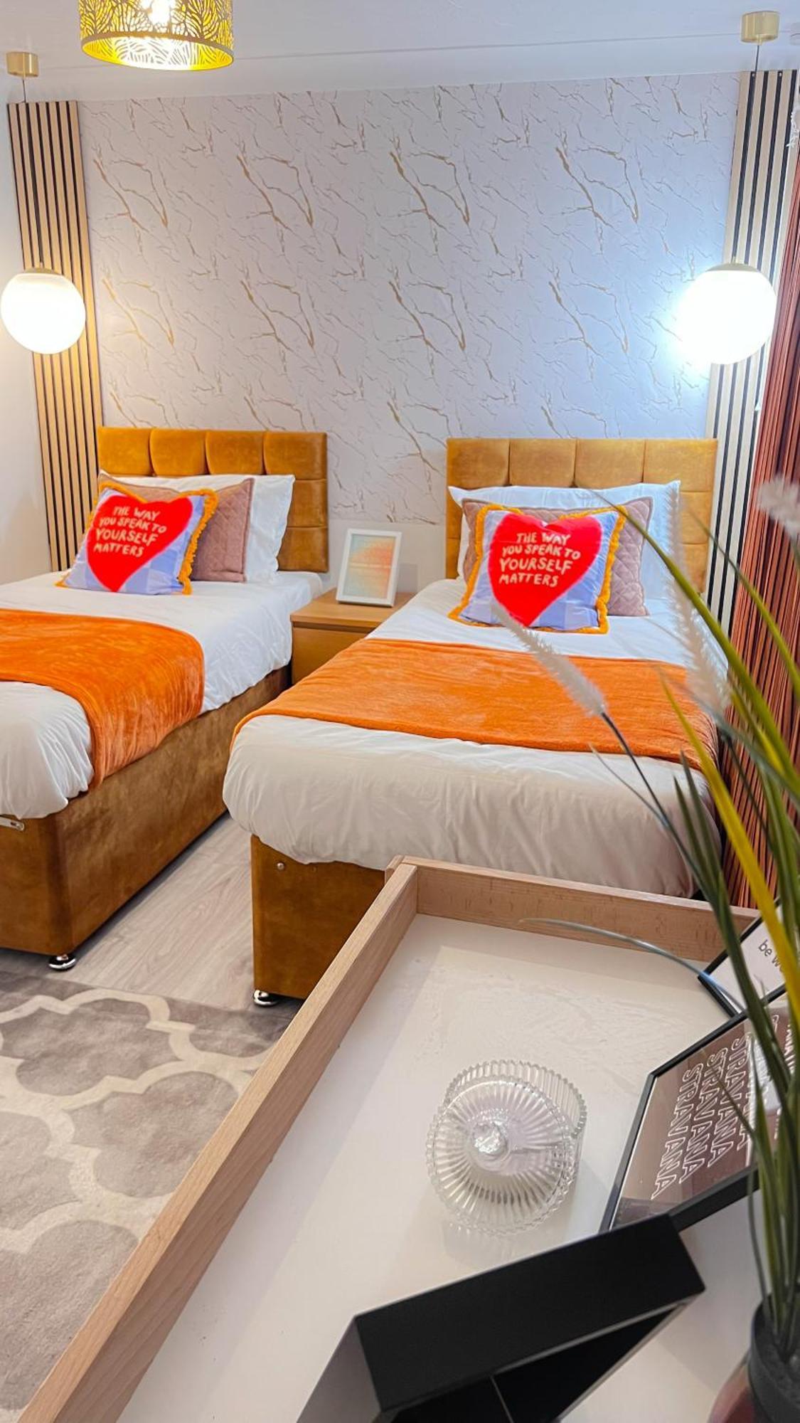 Luxe Smart Home - Basildon Serviced Accommodation - 7 Mins Walk To Basildon Town Centre, Hospital & Train Station Extérieur photo