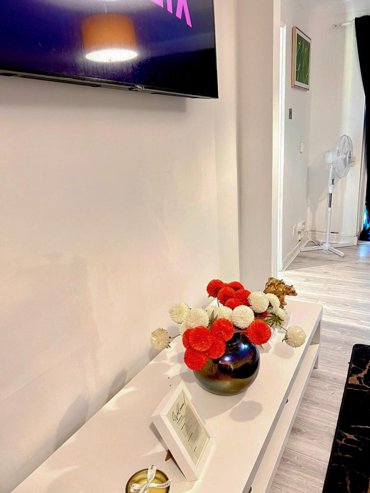 Luxe Smart Home - Basildon Serviced Accommodation - 7 Mins Walk To Basildon Town Centre, Hospital & Train Station Extérieur photo