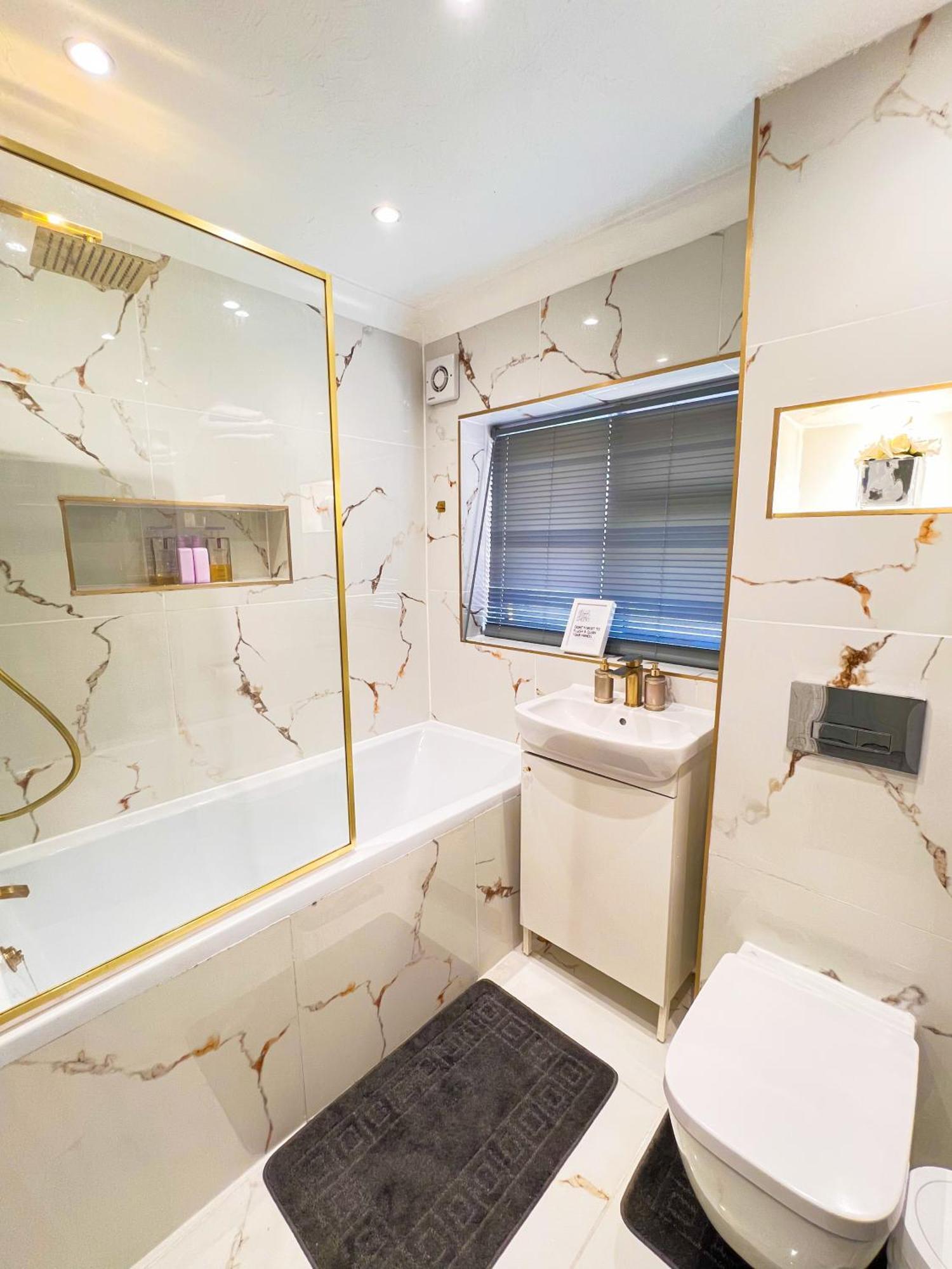 Luxe Smart Home - Basildon Serviced Accommodation - 7 Mins Walk To Basildon Town Centre, Hospital & Train Station Extérieur photo