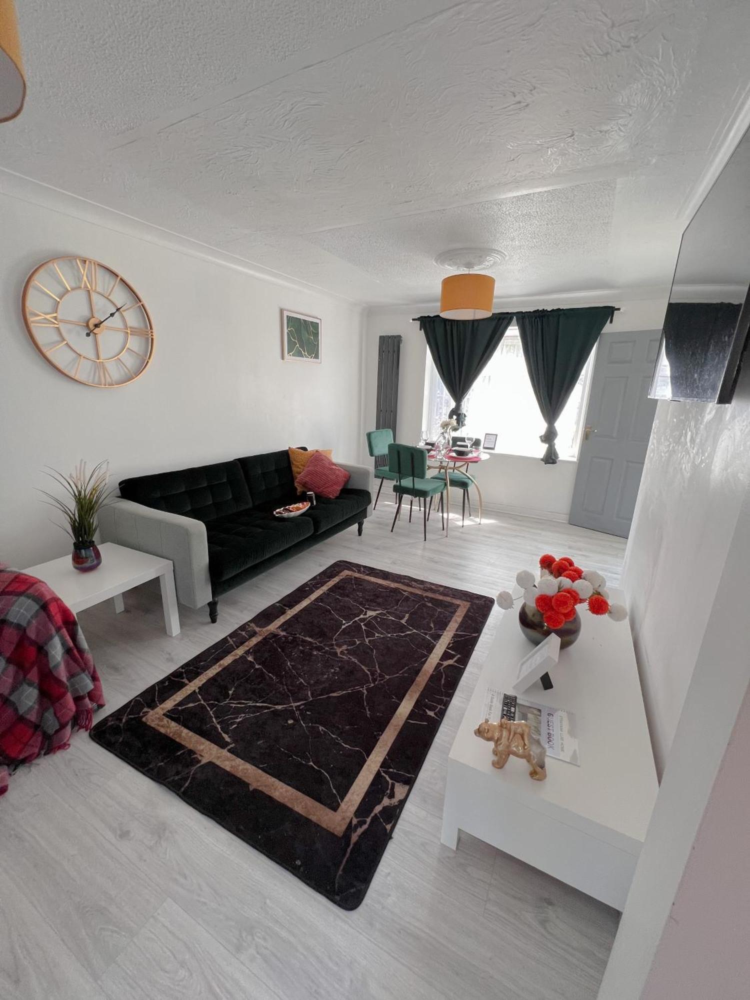 Luxe Smart Home - Basildon Serviced Accommodation - 7 Mins Walk To Basildon Town Centre, Hospital & Train Station Extérieur photo